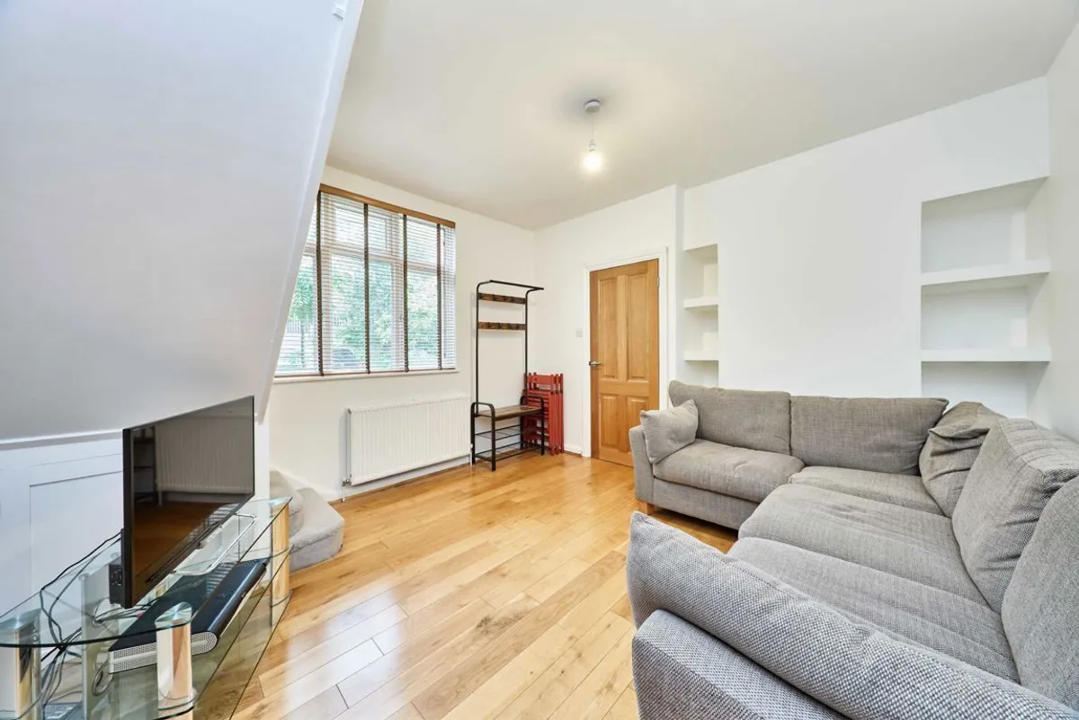 House Hopton Road in Greater London
