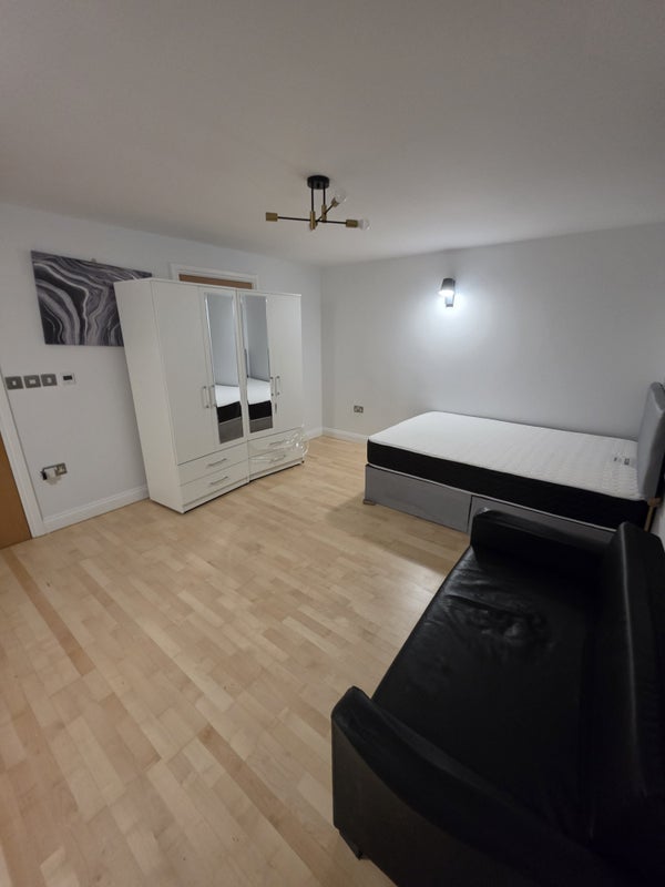 Room Vincent Close in Greater London
