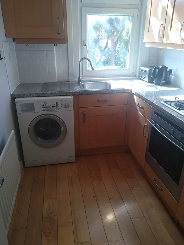 Room Manor Road in Greater London
