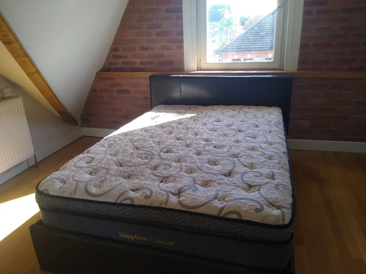 Room Manor Road in Greater London