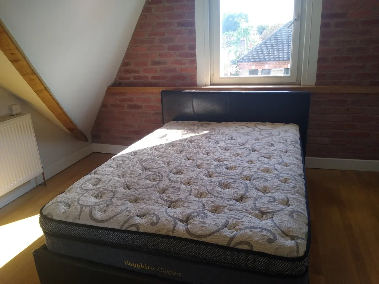 Room Manor Road in Greater London