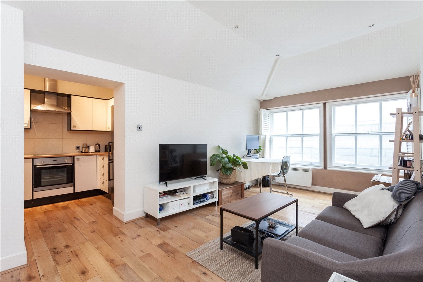 Flat Middlesex Street in Greater London