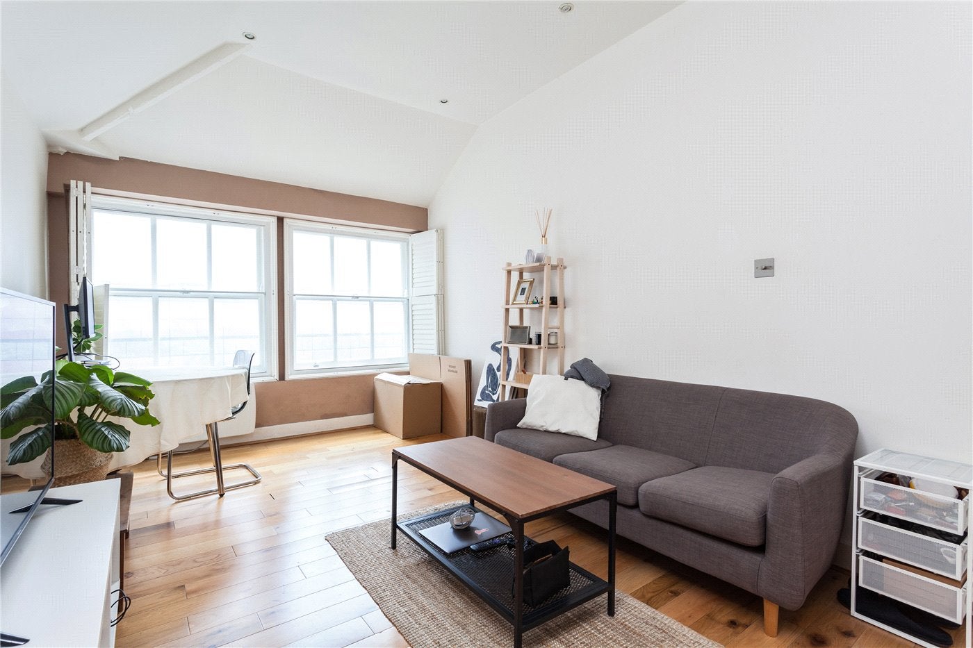 Flat Middlesex Street in Greater London