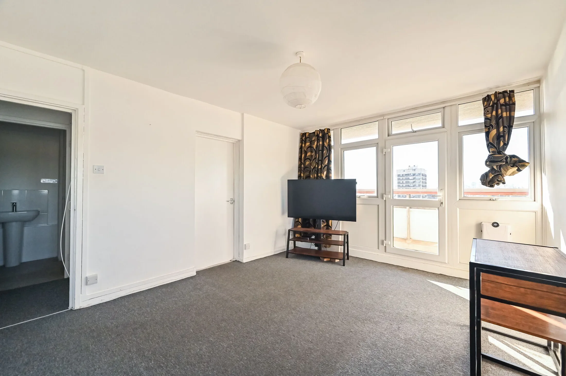 Flat Roebourne Way in Greater London