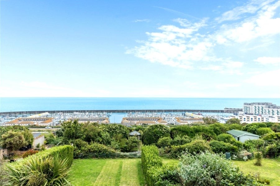 Flat The Cliff in Roedean