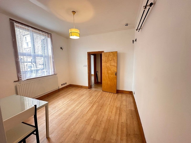 Flat Stockwell Road in Greater London