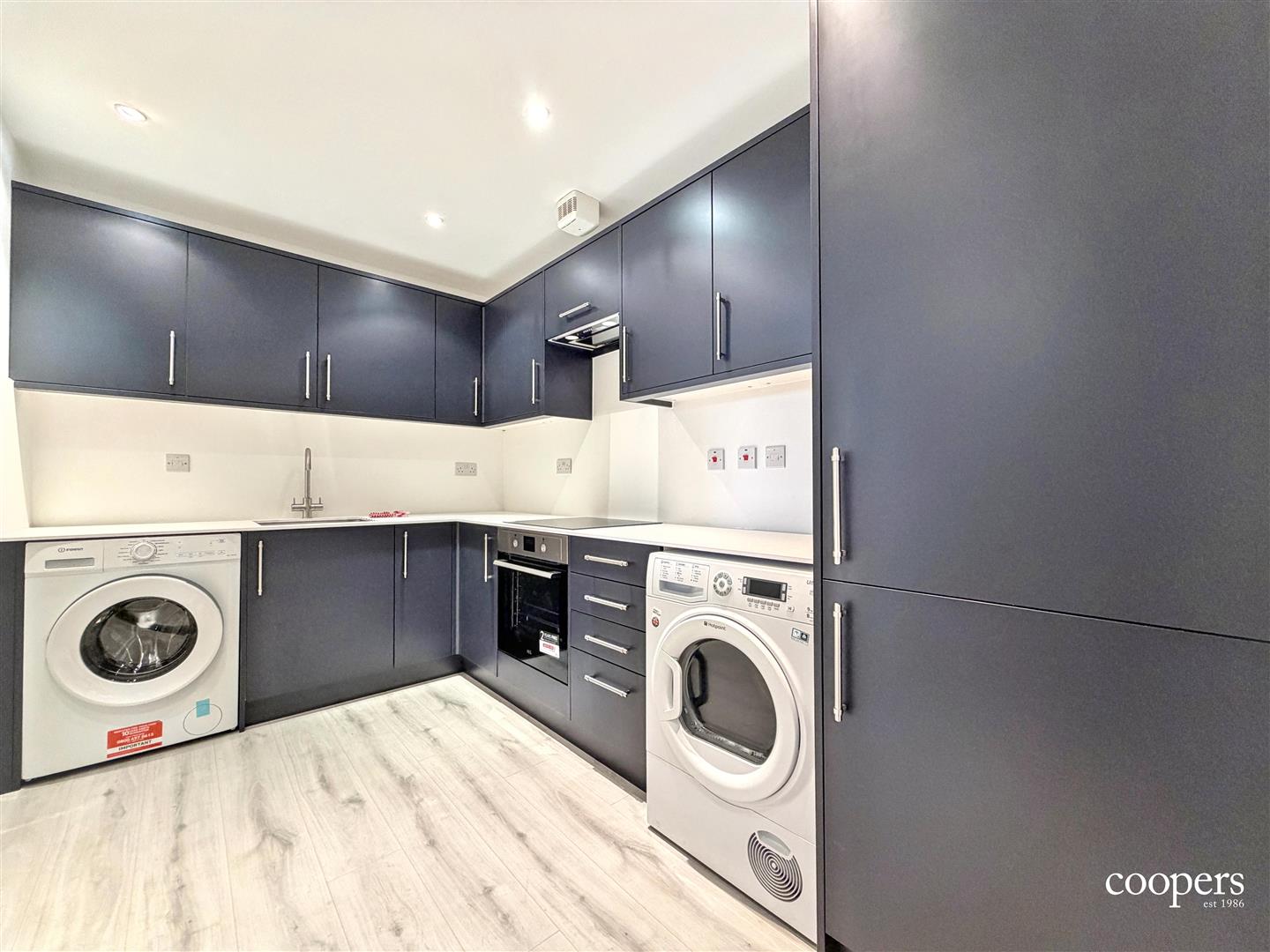 Flat Pembroke Road in Greater London