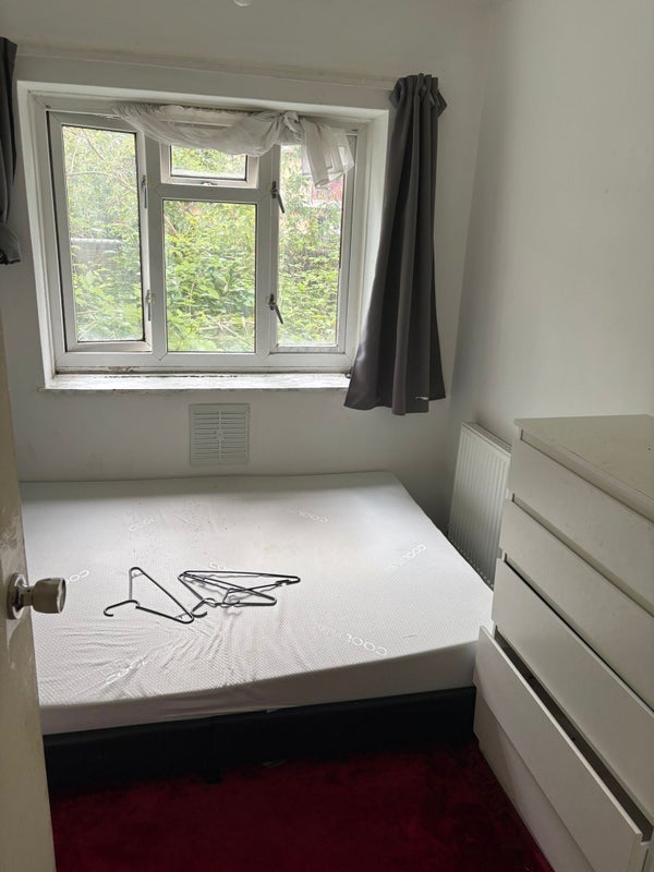 Room Dawn Crescent in Greater London