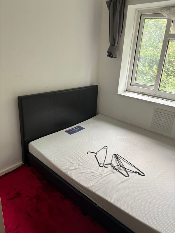 Room Dawn Crescent in Greater London