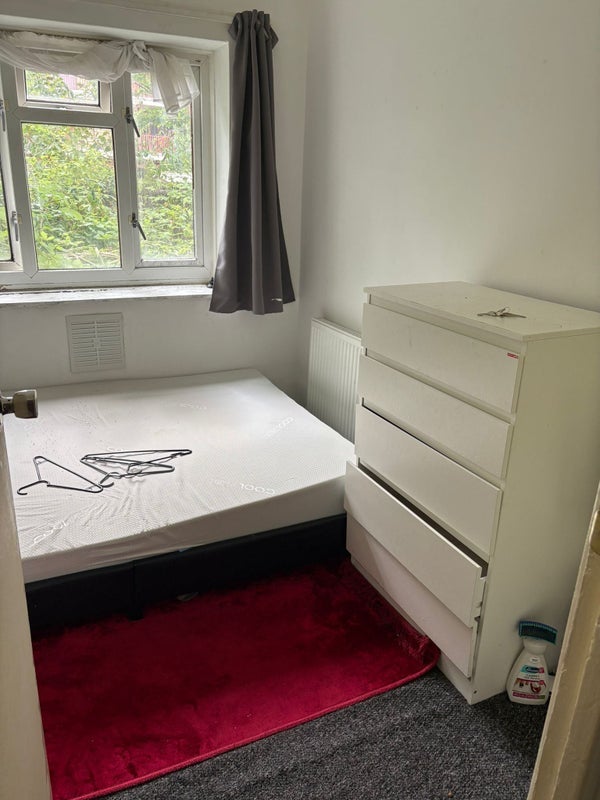 Room Dawn Crescent in Greater London