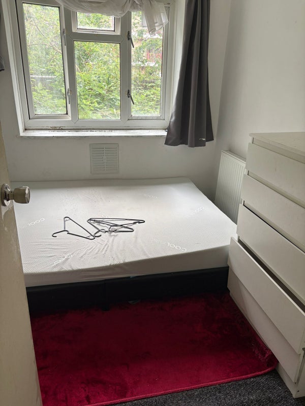 Room Dawn Crescent in Greater London