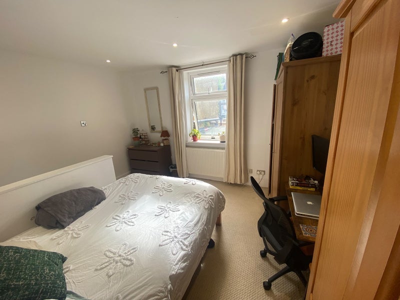 Flat Ferme Park Road in Greater London