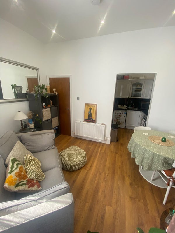 Flat Ferme Park Road in Greater London