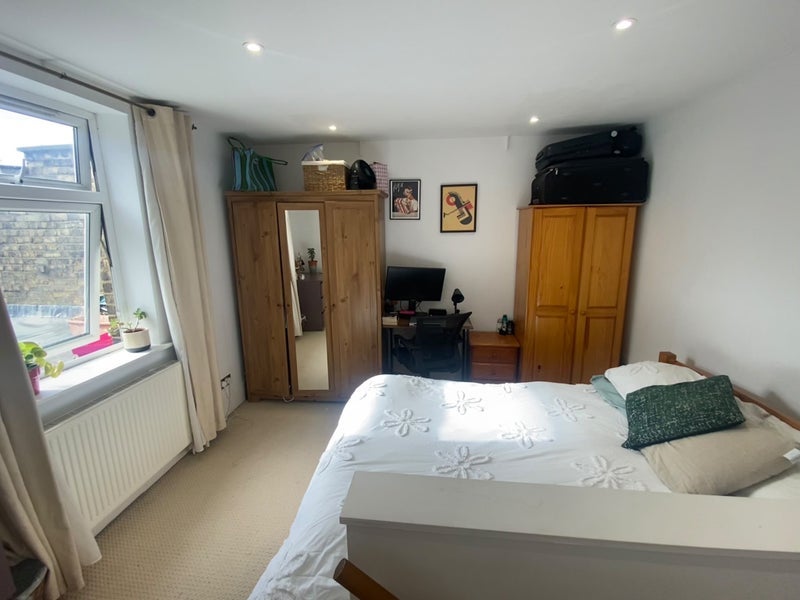 Flat Ferme Park Road in Greater London