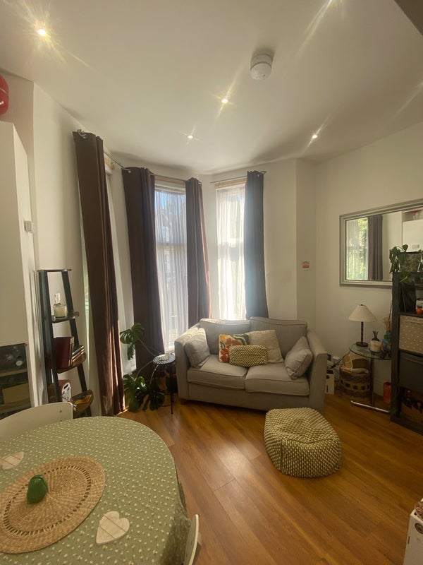 Flat Ferme Park Road in Greater London