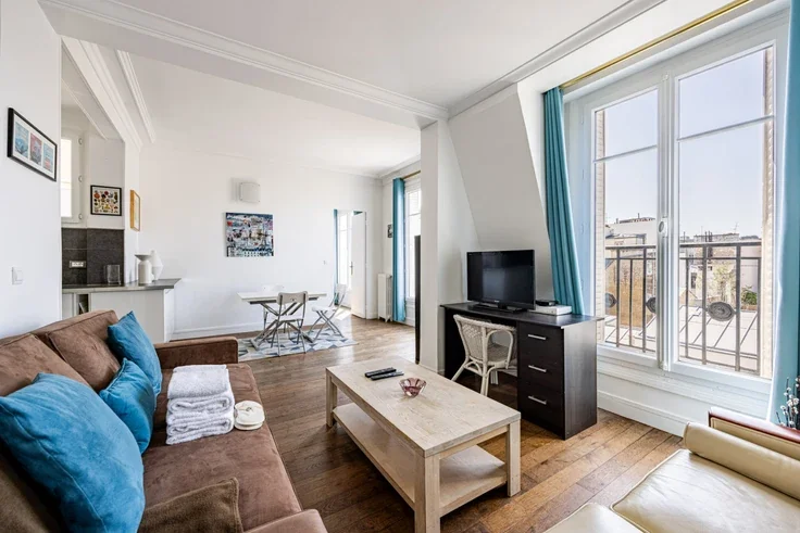 Flat Rue Balzac in Paris