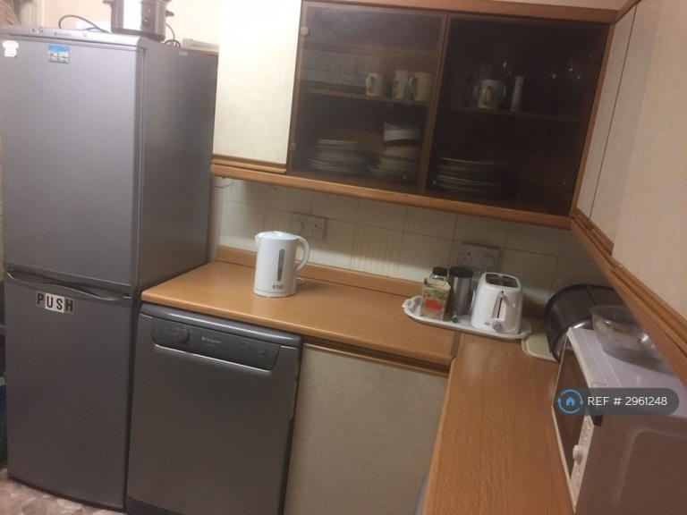 Room Spelthorne Grove in Sunbury-on-Thames