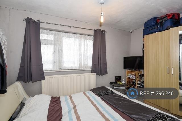 Room Spelthorne Grove in Sunbury-on-Thames