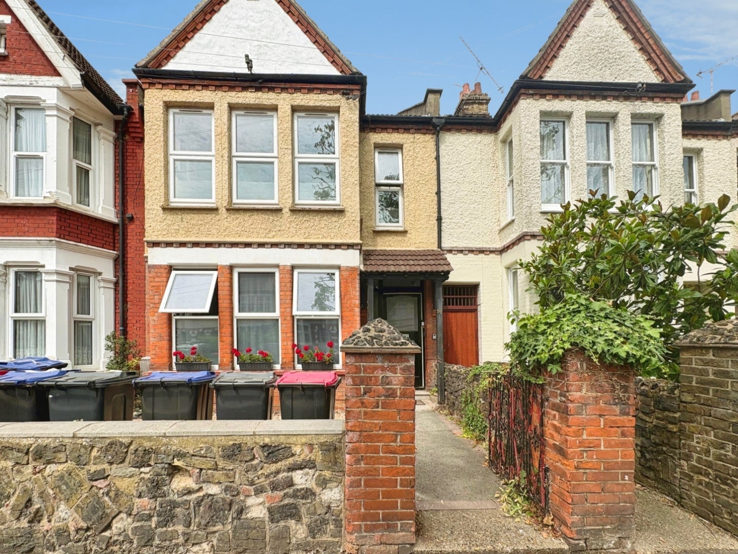 Flat Boscombe Road in Southend-on-Sea