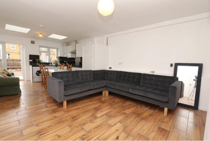 Flat Albion Drive in Greater London