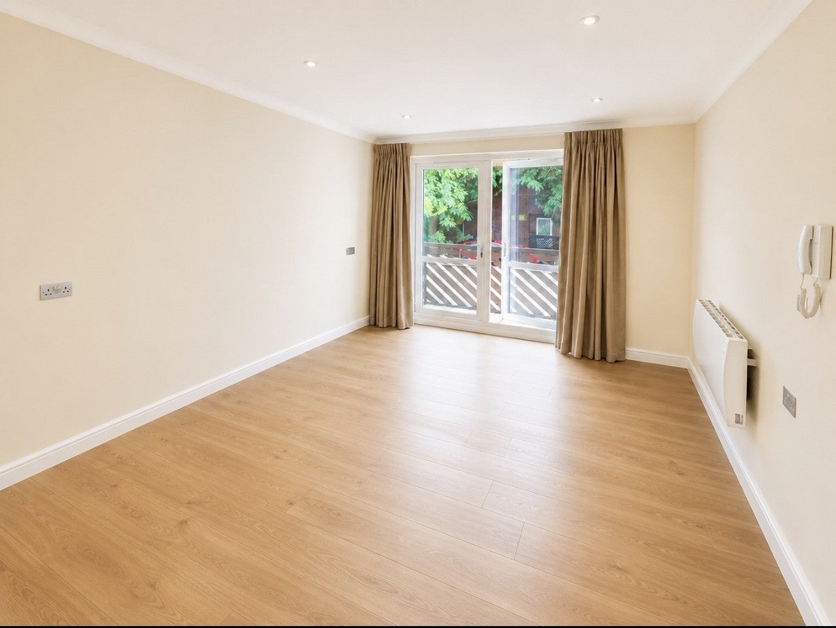 Flat Cedar Close in Greater London