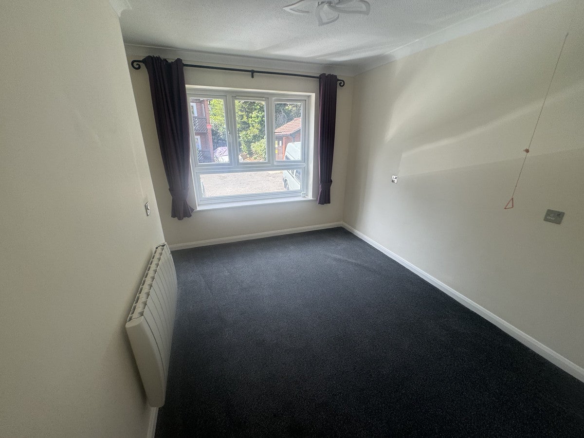 Flat Cedar Close in Greater London