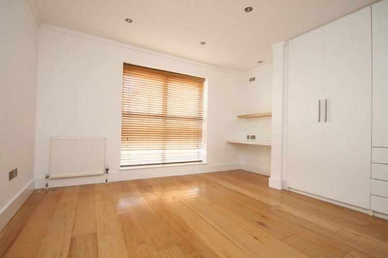 Flat Holloway Road in Greater London