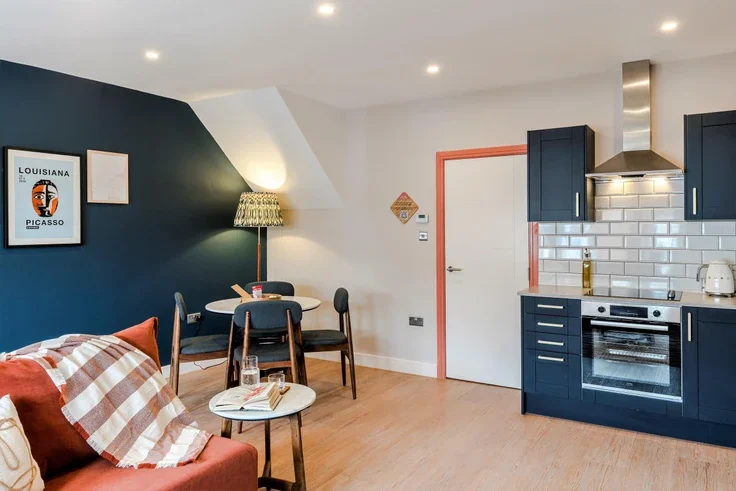 Flat Askew Road in Greater London