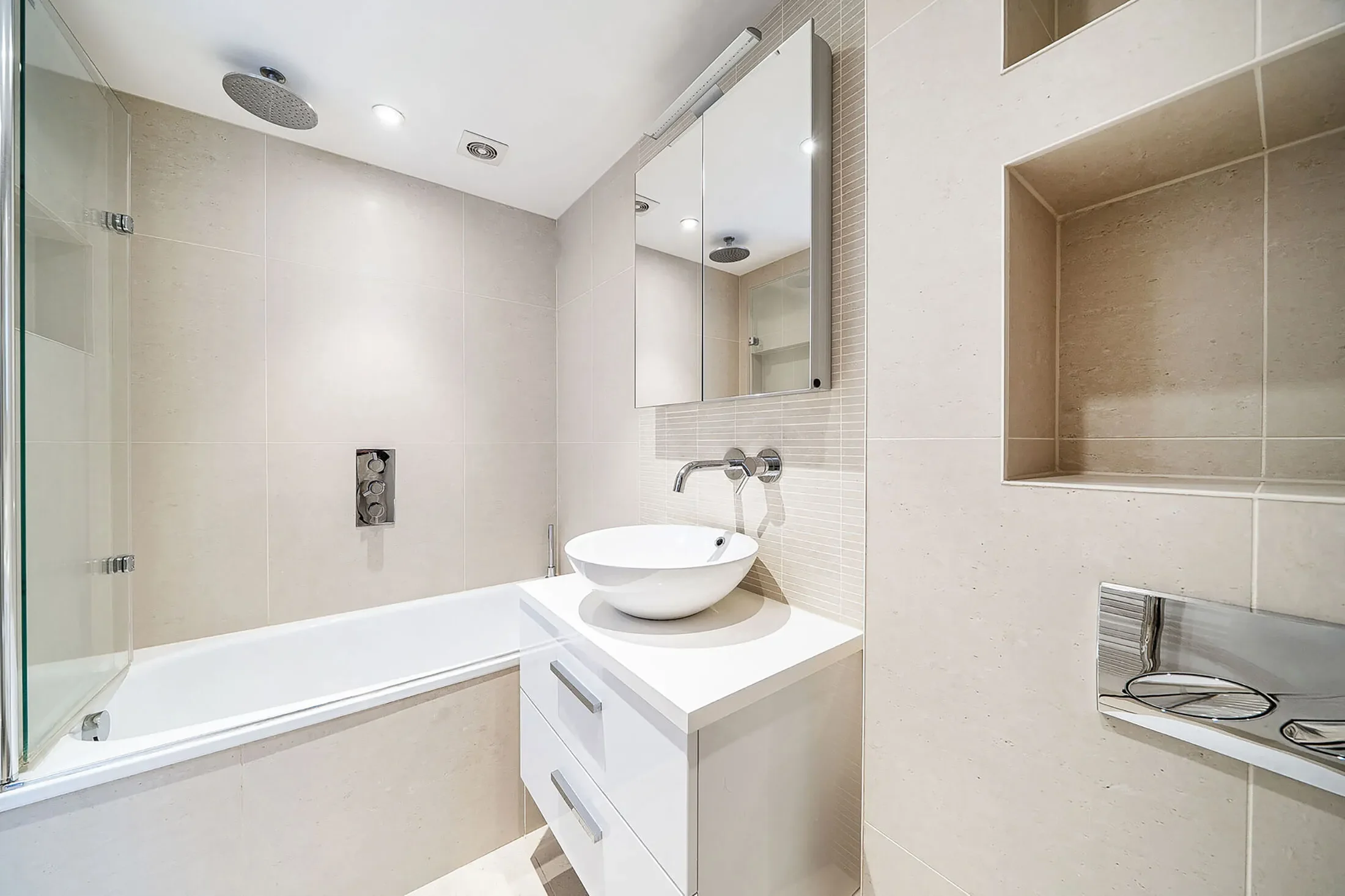 Flat Onslow Gardens in Greater London
