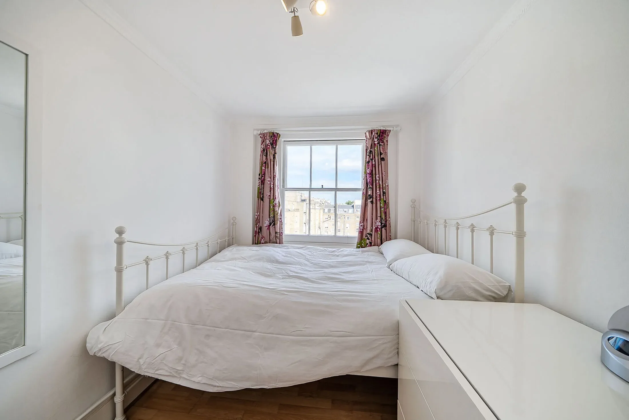 Flat Onslow Gardens in Greater London