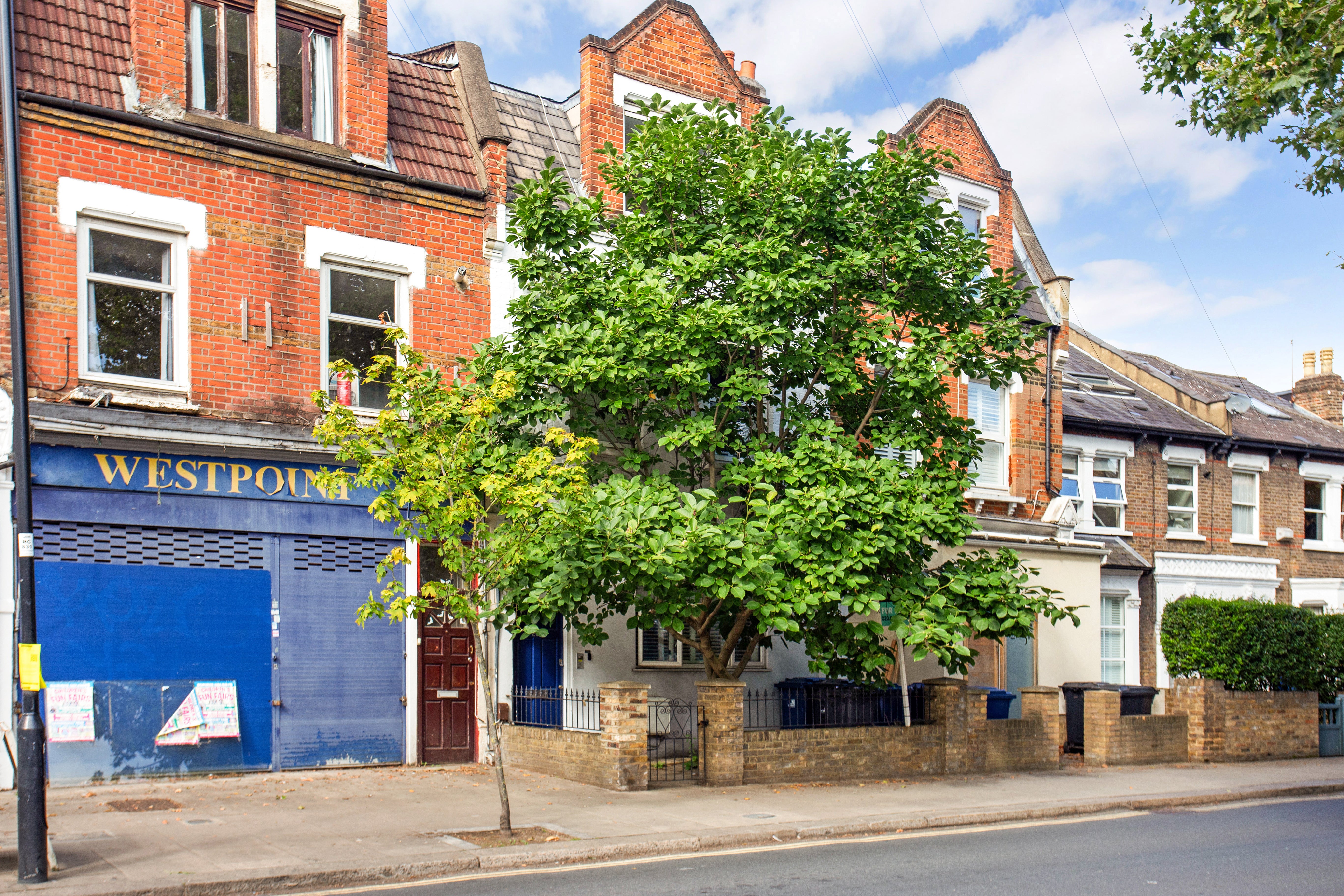 Flat Acton Lane in Greater London