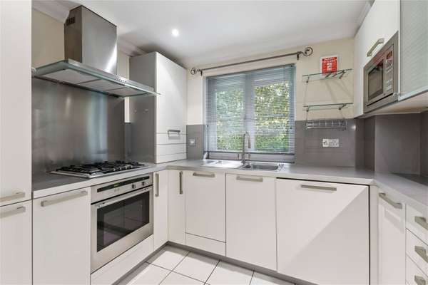 Flat Lower Cookham Road in Maidenhead