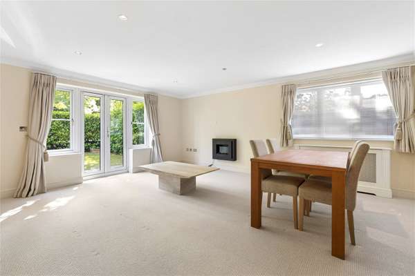 Flat Lower Cookham Road in Maidenhead