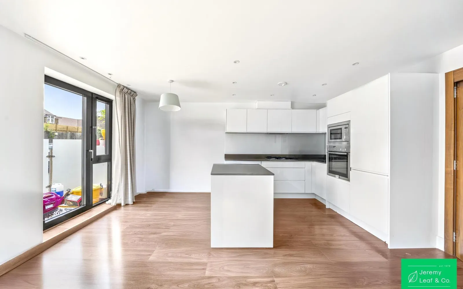 Flat Chandos Road in Greater London