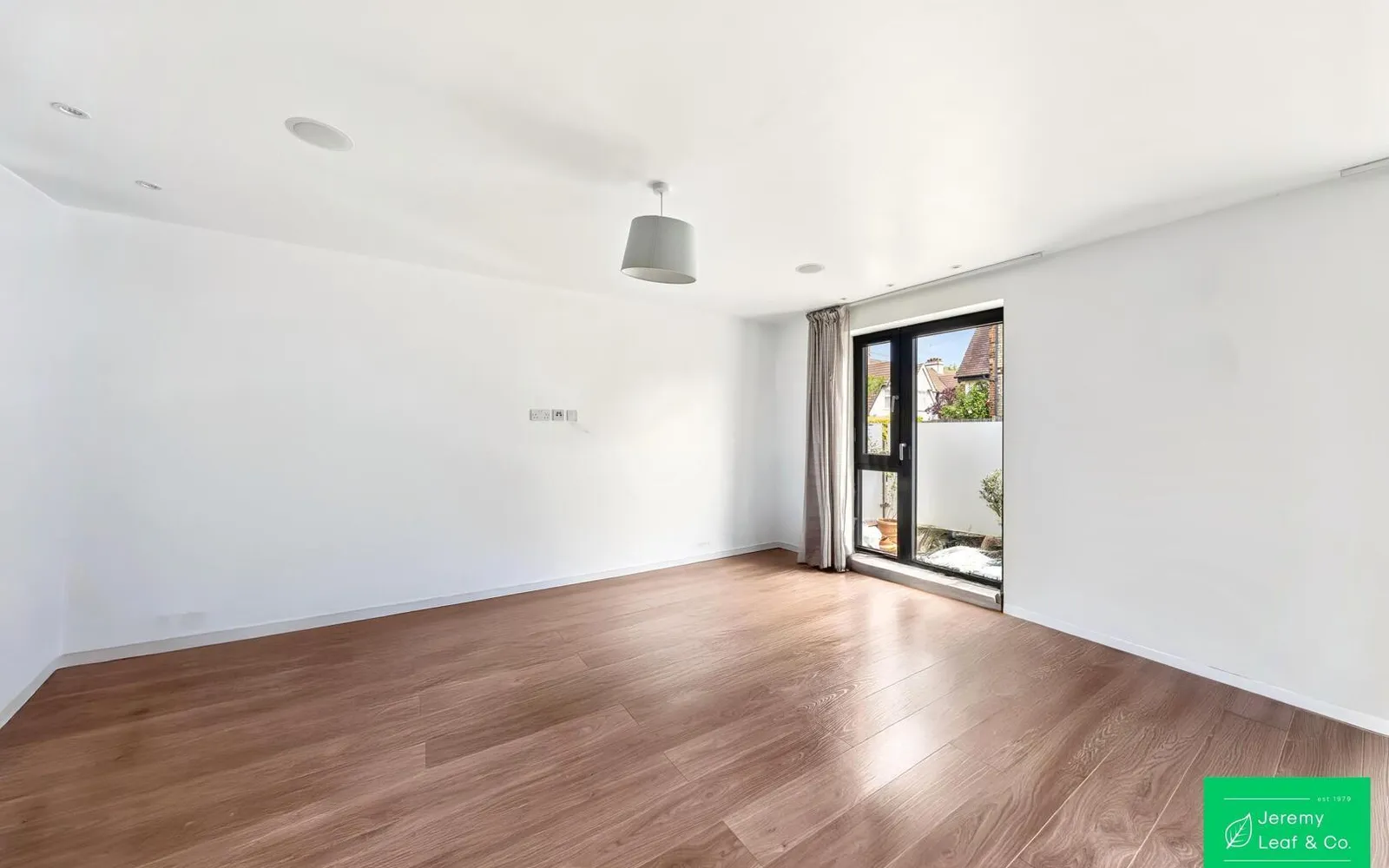 Flat Chandos Road in Greater London