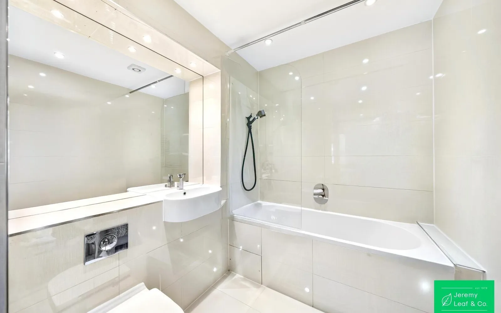 Flat Chandos Road in Greater London