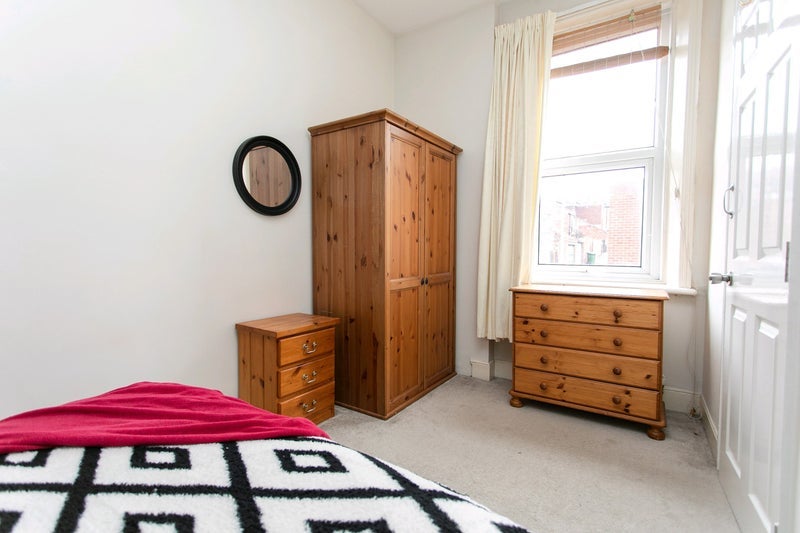 Room Saltwell Road in Gateshead