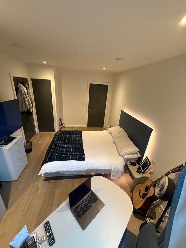 Room Parkes Street in Greater London
