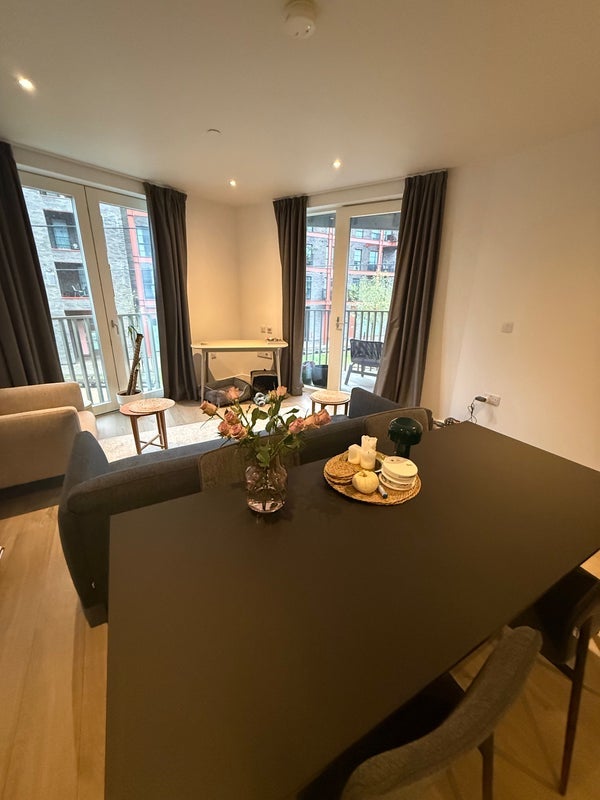 Room Parkes Street in Greater London
