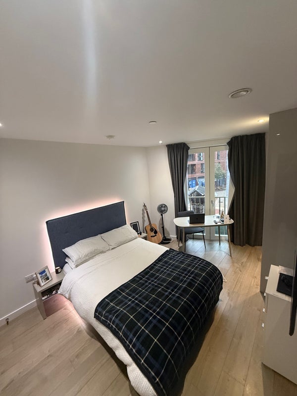 Room Parkes Street in Greater London