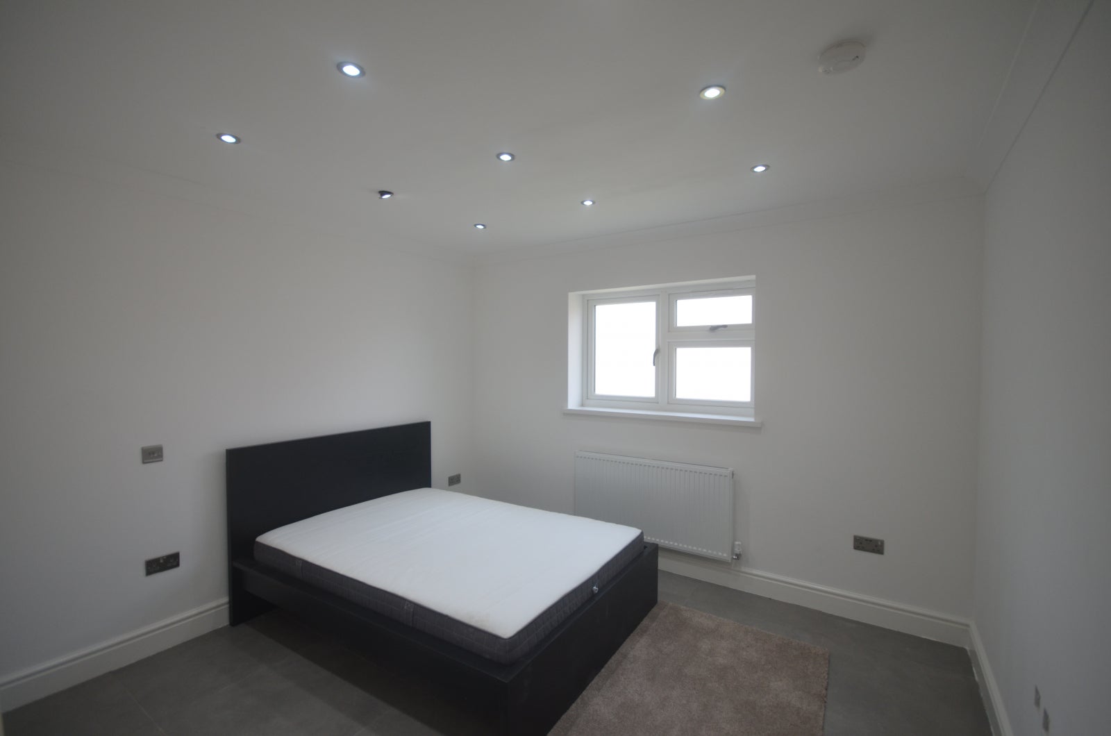 Flat Eastern Avenue in Greater London