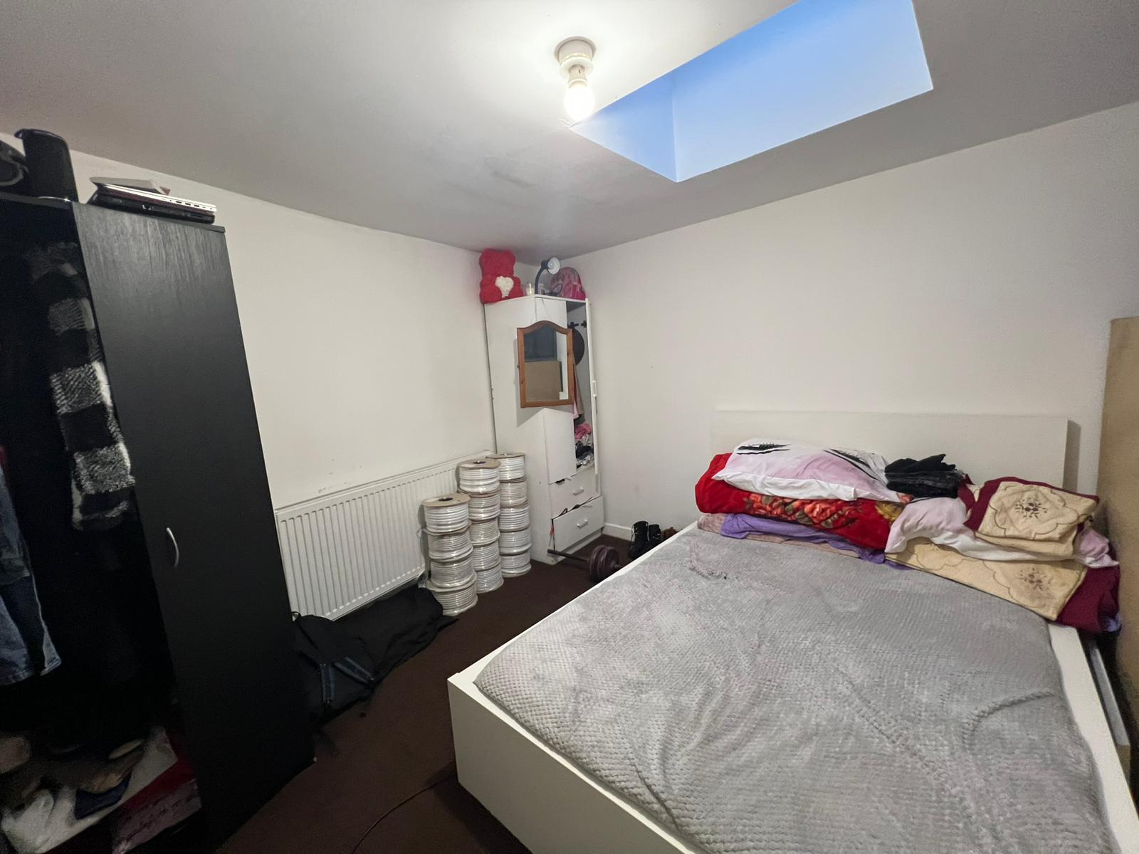 Flat Mayesbrook Road in Greater London