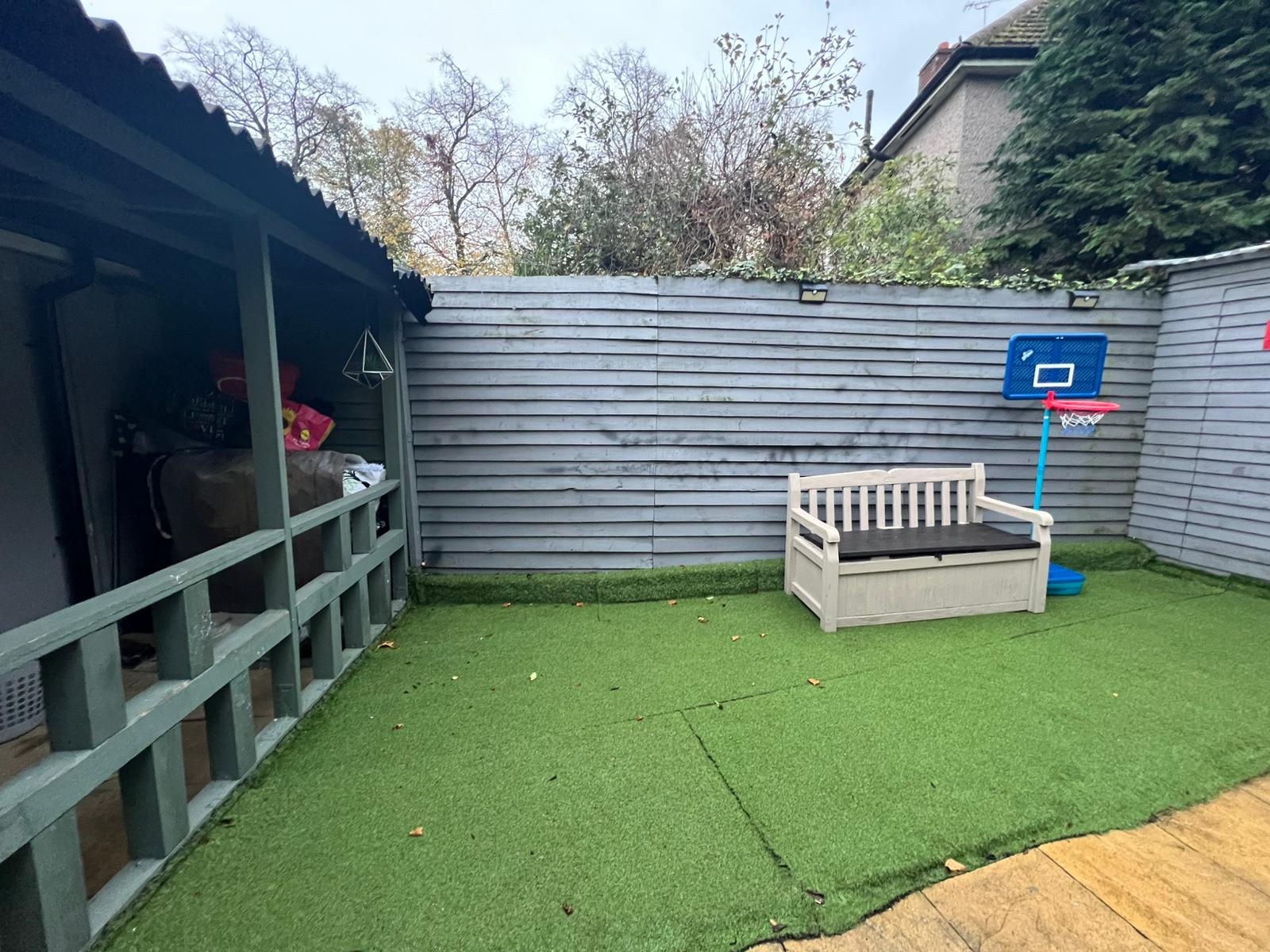 Flat Mayesbrook Road in Greater London