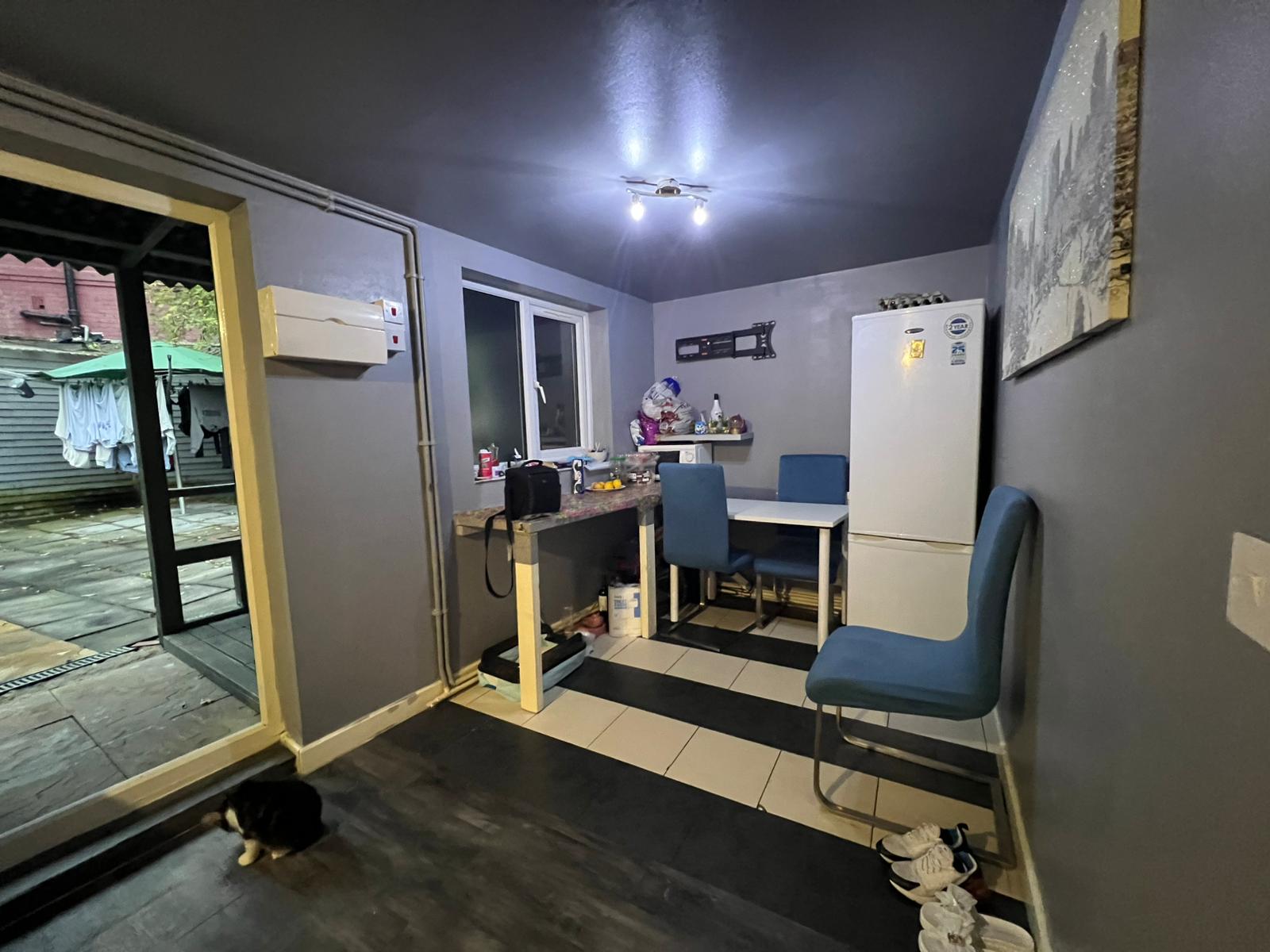 Flat Mayesbrook Road in Greater London