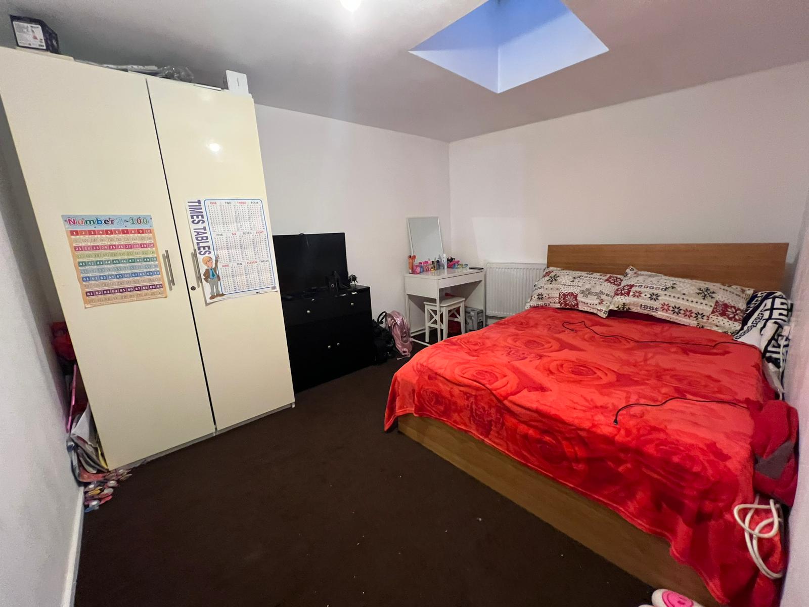 Flat Mayesbrook Road in Greater London