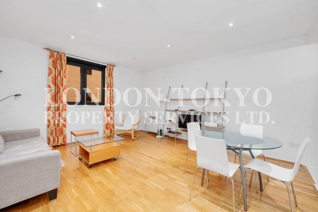 Flat Point W Access Road in Greater London