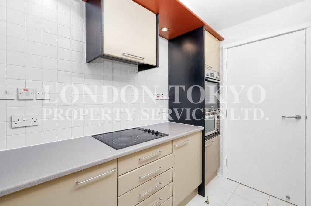 Flat Point W Access Road in Greater London