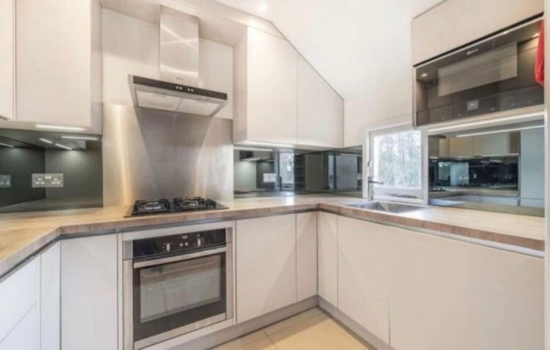 Room Oakdale Road in Greater London