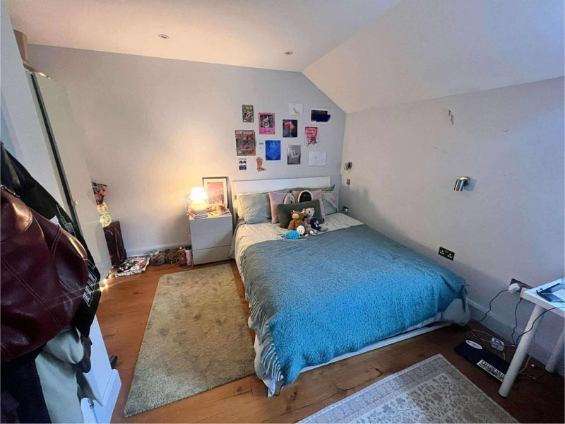 Room Oakdale Road in Greater London