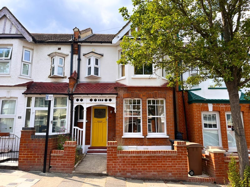 Room Lyndhurst Road in Greater London